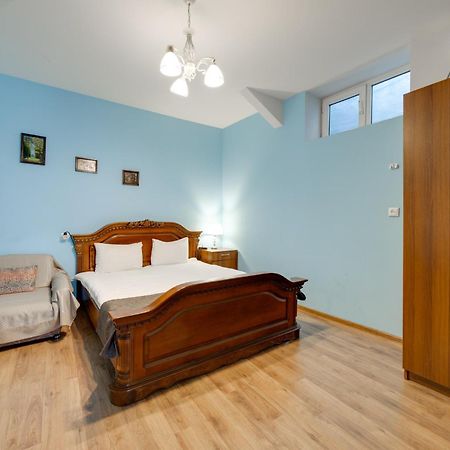 Rustaveli Two Bedroom Apartment With 5 Star Location Tbilisi Bagian luar foto