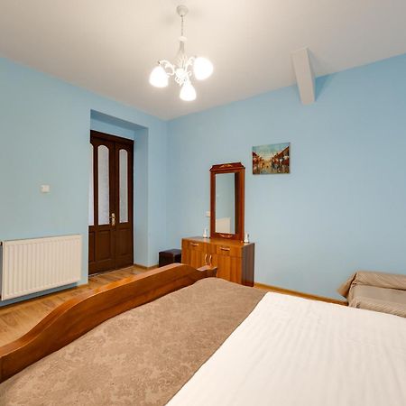 Rustaveli Two Bedroom Apartment With 5 Star Location Tbilisi Bagian luar foto