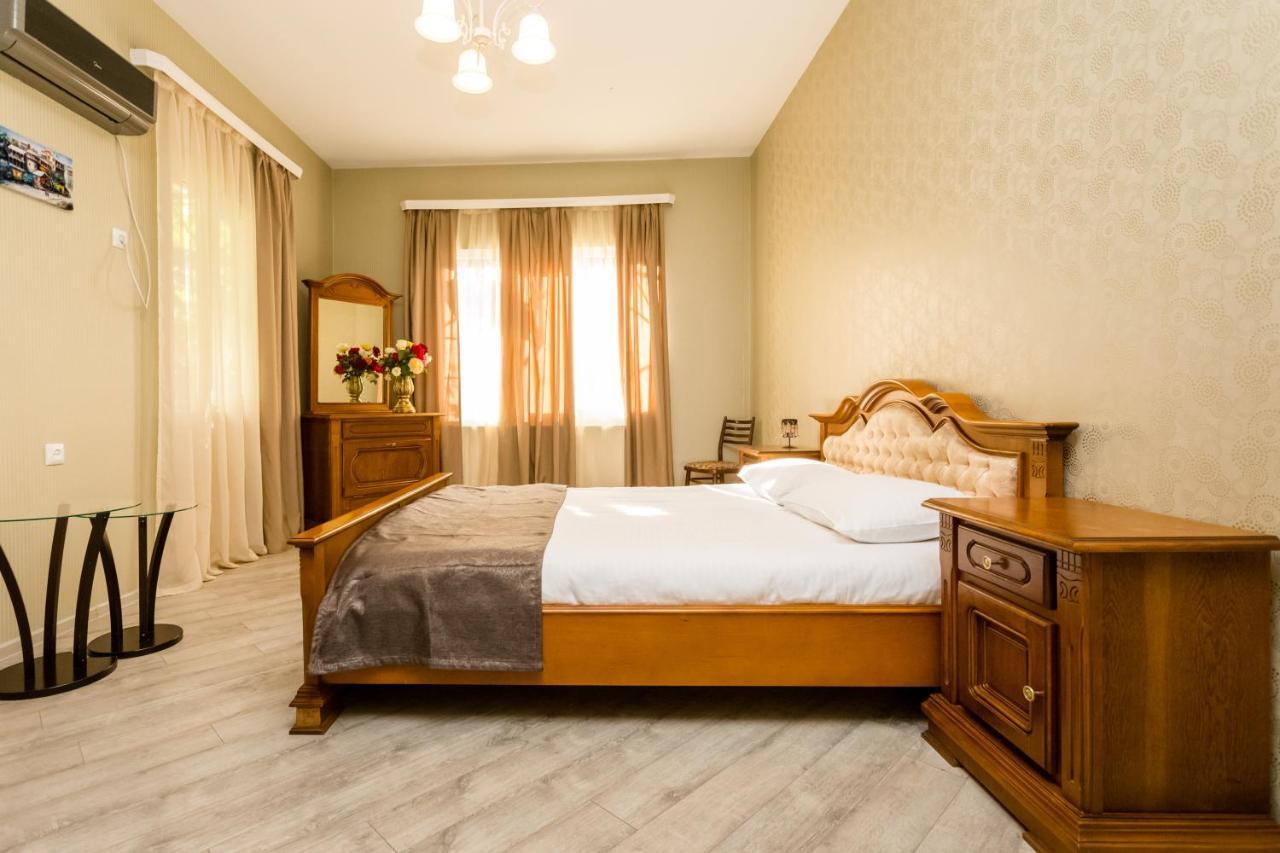 Rustaveli Two Bedroom Apartment With 5 Star Location Tbilisi Bagian luar foto