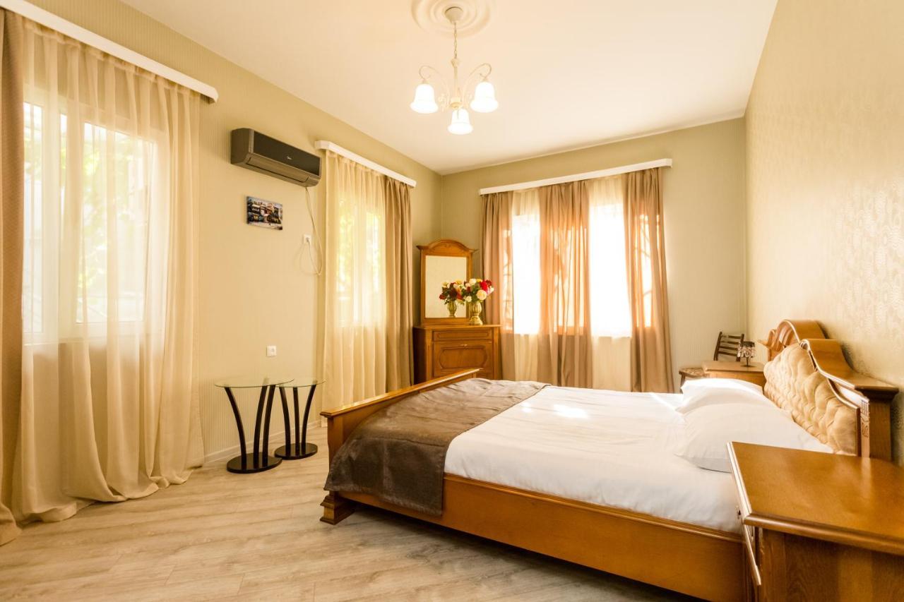 Rustaveli Two Bedroom Apartment With 5 Star Location Tbilisi Bagian luar foto