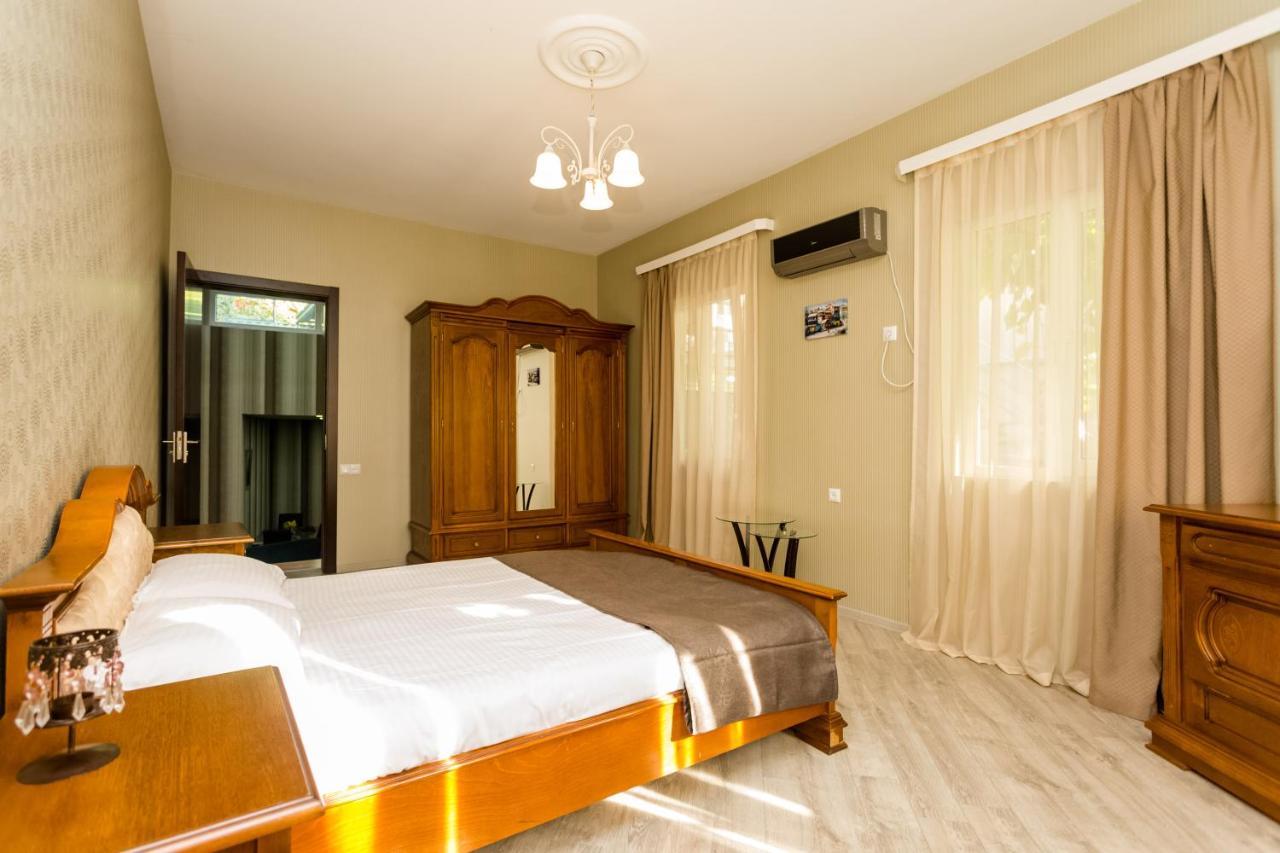 Rustaveli Two Bedroom Apartment With 5 Star Location Tbilisi Bagian luar foto