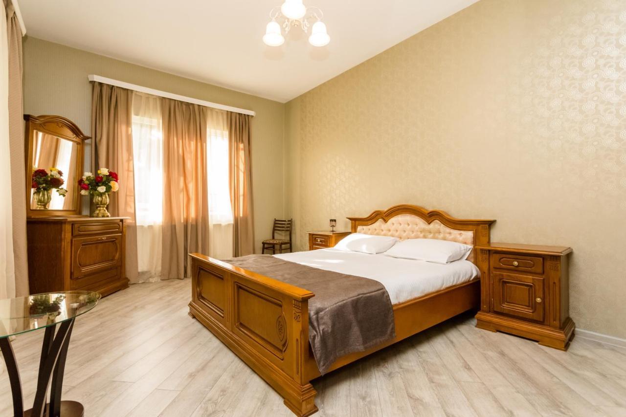 Rustaveli Two Bedroom Apartment With 5 Star Location Tbilisi Bagian luar foto