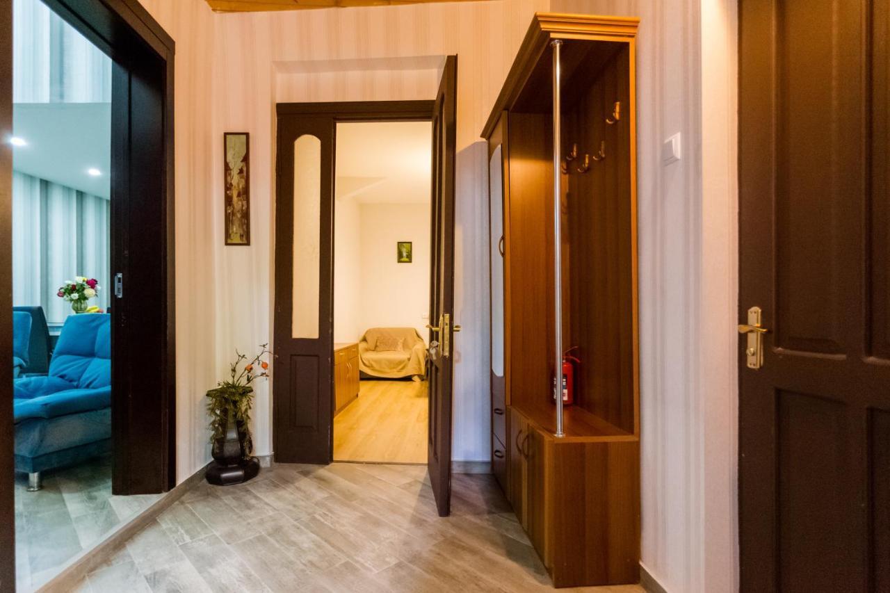 Rustaveli Two Bedroom Apartment With 5 Star Location Tbilisi Bagian luar foto