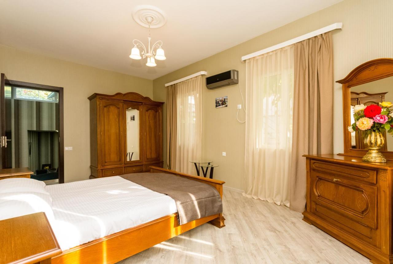 Rustaveli Two Bedroom Apartment With 5 Star Location Tbilisi Bagian luar foto