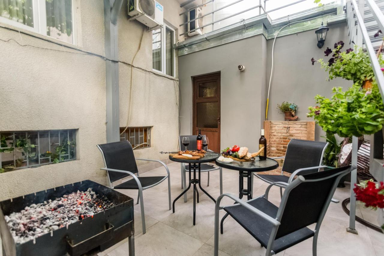 Rustaveli Two Bedroom Apartment With 5 Star Location Tbilisi Bagian luar foto