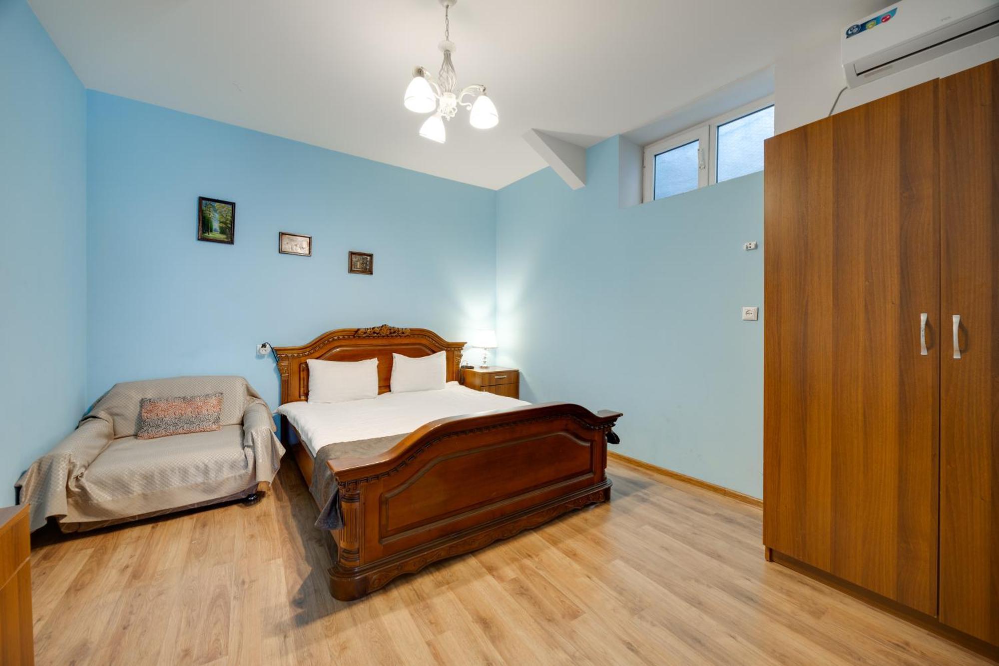 Rustaveli Two Bedroom Apartment With 5 Star Location Tbilisi Bagian luar foto